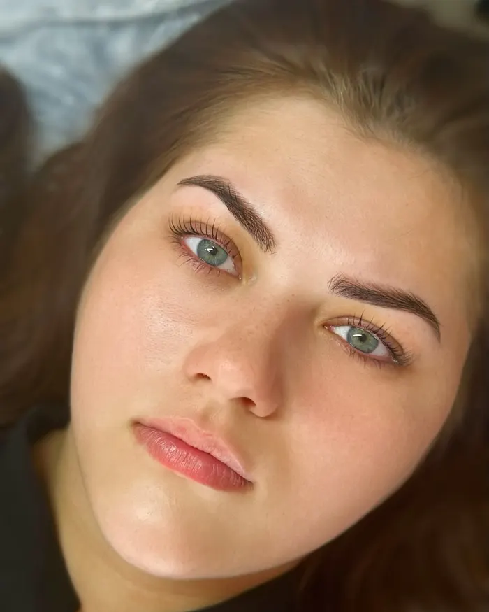 Kundin mit geformten Brauen und Wimpern