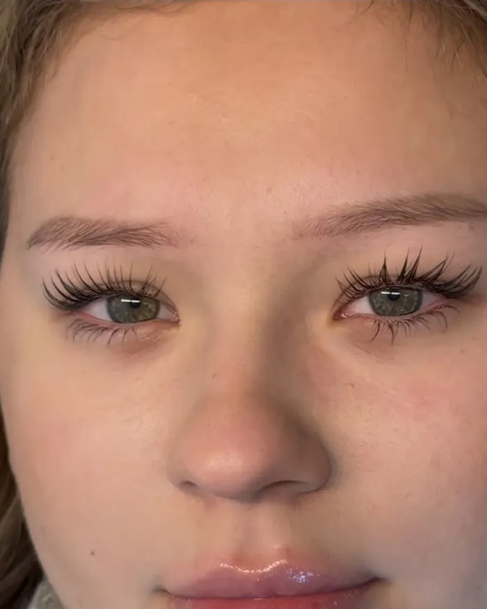 Wimpernverlängerung an beiden Augen, Nahaufnahme
