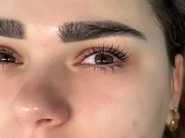 Wimpernlaminierung, Nahaufnahme am Auge